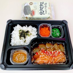 ชุด เซตเบนโตะ กุ้ง8ตัว+แซลมอนดอง7ชิิ้น+สาหร่ายห่อข้าว+ข้าวญี่ปุ่น+ไข่กุ้ง+ยำสาหร่าย+น้ำจิ้มซีฟู๊ด