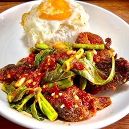 ปลาดุกผัดพริกแกง+ไข่ดาว ราดข้าว