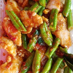 ผัดพริกแกงหมูราดข้าว