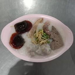 โจ๊กหมูสับและเครื่องในหมูใส่ไข่เยี่ยวม้า