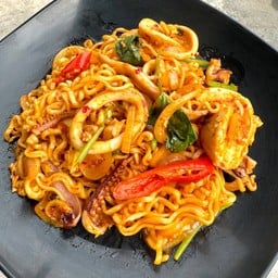 ผัดมาม่าหมึกผัดไข่เค็ม