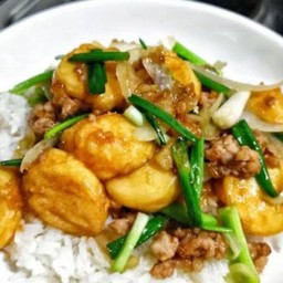 ข้าวราดผัดเต้าหู้ใส่ต้นหอม