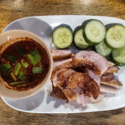 คอหมูทอดกระเทียมพริกไทย