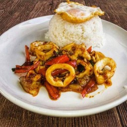 ข้าวราดผัดพริกเผาปลาหมึก