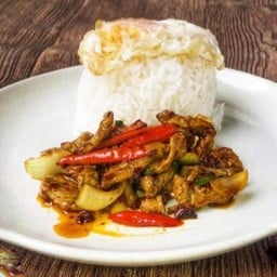 ข้าวราดผัดพริกเผาเนื้อ