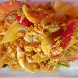 ผัดผงกะหรี่ทะเลราดข้าว