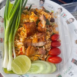 ข้าวผัดต้มยำหมูสามชั้น