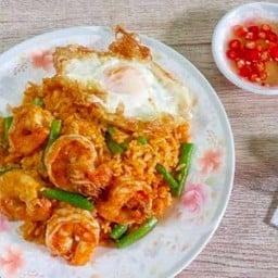 ข้าวผัดกะทิเครื่องแกงกุ้งไข่ดาวพร้อมต้มจืดไข่น้ำ1ชุด
