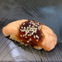 ซูชิแซลมอนเบิร์นซอสเทริยากิ