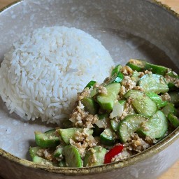 ข้าวราดผัดแตงกวา