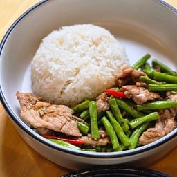 ข้าวราดผัดถั่วฝักยาว