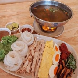 ขนมจีนสายรุ้งหม้อไฟ