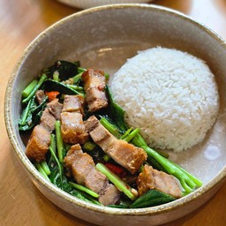 ข้าวราดผัดผักคะน้า