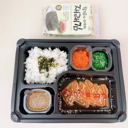 ชุด เซตเบนโตะ แซลมอนดอง 7 ชิิ้น อร่อยมาก+ข้าวญี่ปุ่น+สาหร่ายห่อข้าว+ไข่กุ้ง+ยำสาหร่าย+น้ำจิ้มซีฟู๊ด