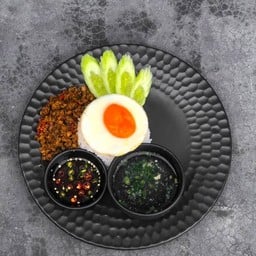 ข้าวคั่วกลิ้งไก่ไข่ดาว