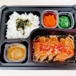 ชุด เซตเบนโตะ แซลมอนดอง14ชิิ้น+ข้าวญี่ปุ่น+ไข่กุ้ง+ยำสาหร่าย+น้ำจิ้มซีฟู๊ด