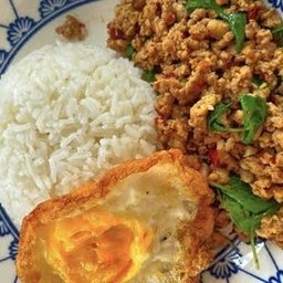 กะเพราไก่ราดข้าว + ไข่ดาว