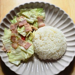 ข้าวราดผัดกะหล่ำปลีน้ำปลา