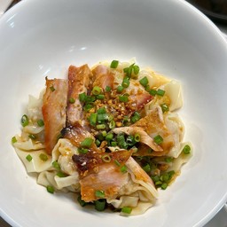 เกี๊ยวแห้งหมูแดง