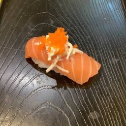 ซูชิแซลม่อนสลัดปูอัด