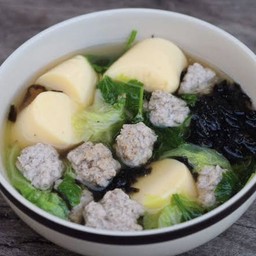 แกงจืดเต้าหู้หมูสับสาหร่าย