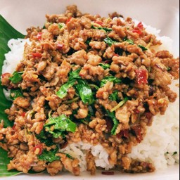 กะเพราหมูสับพร้อมข้าว