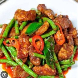 ผัดพริกแกงไก่พร้อมข้าว