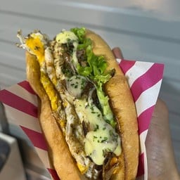 ฮอทดอกหมูตุ๋นชีส