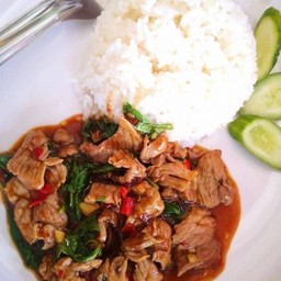 กะเพราเนื้อชิ้นราดข้าว