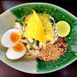 ก๋วยเตี๋ยวไก่ฉีกแห้งต้มยำไข่