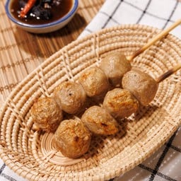 ลูกชิ้นเนื้อปิ้งอย่างดี ชุดละ 2 ไม้