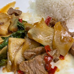 ข้าวราดผัดหน่อไม้ดอง