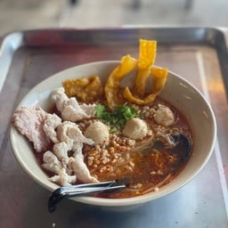 แดงก๋วยเตี๋ยวต้มยำ