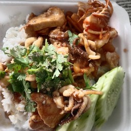 รวมมิตรกระเทียมพริกไทยราดข้าว