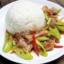 ผัดพริกหยวกกุ้งราดข้าว