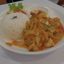 ขัาวผัดผงกระหรี่ปลาหมึก