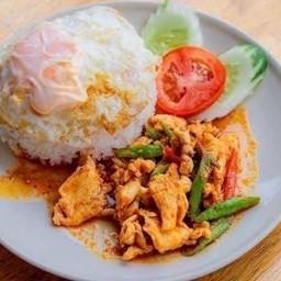 ผัดพริกแกงไก่ราดข้าว