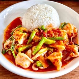 หมึกผัดพริกแกง ราดข้าว