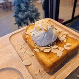 ปังแผ่นฉ่ำเนยสดไอศครีม