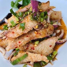 ยำคอหมูย่าง