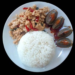 ข้าวกระเพราไข่เยี่ยวม้า