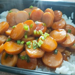 ข้าว ไส้กรอก ซอส มะเขือเทศ