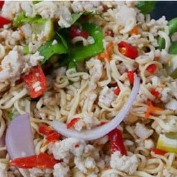 ยำมาม่าหมูสับ