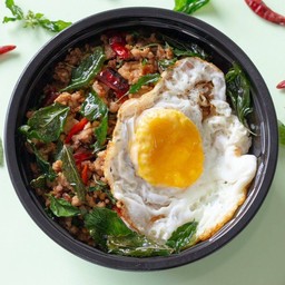 ข้าวกะเพราหมูสับคั่วพริกแห้ง + ไข่ดาว