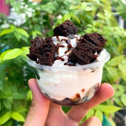 วิปครีมโบ๊ะบราวนี่ราดช๊อค