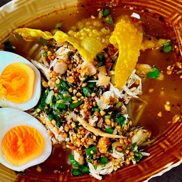 ก๋วยเตี๋ยวไก่ฉีกต้มยำไข่