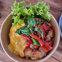 กระเพราหมูกรอบ+ไข่ข้น