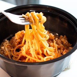 พาสต้าโบโลเนสหมูสับ + ขนมปังกระเทียม