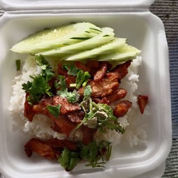 ข้าวหมูทอดพร้อมน้ำปลาพริกป่น