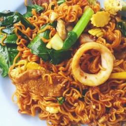ผัดมาม่าปลาหมึก
